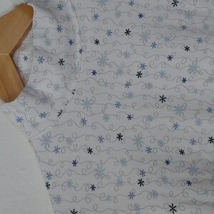 Croft & Barrow Vintage White Mockneck Top with Snowflake Design  size Large
